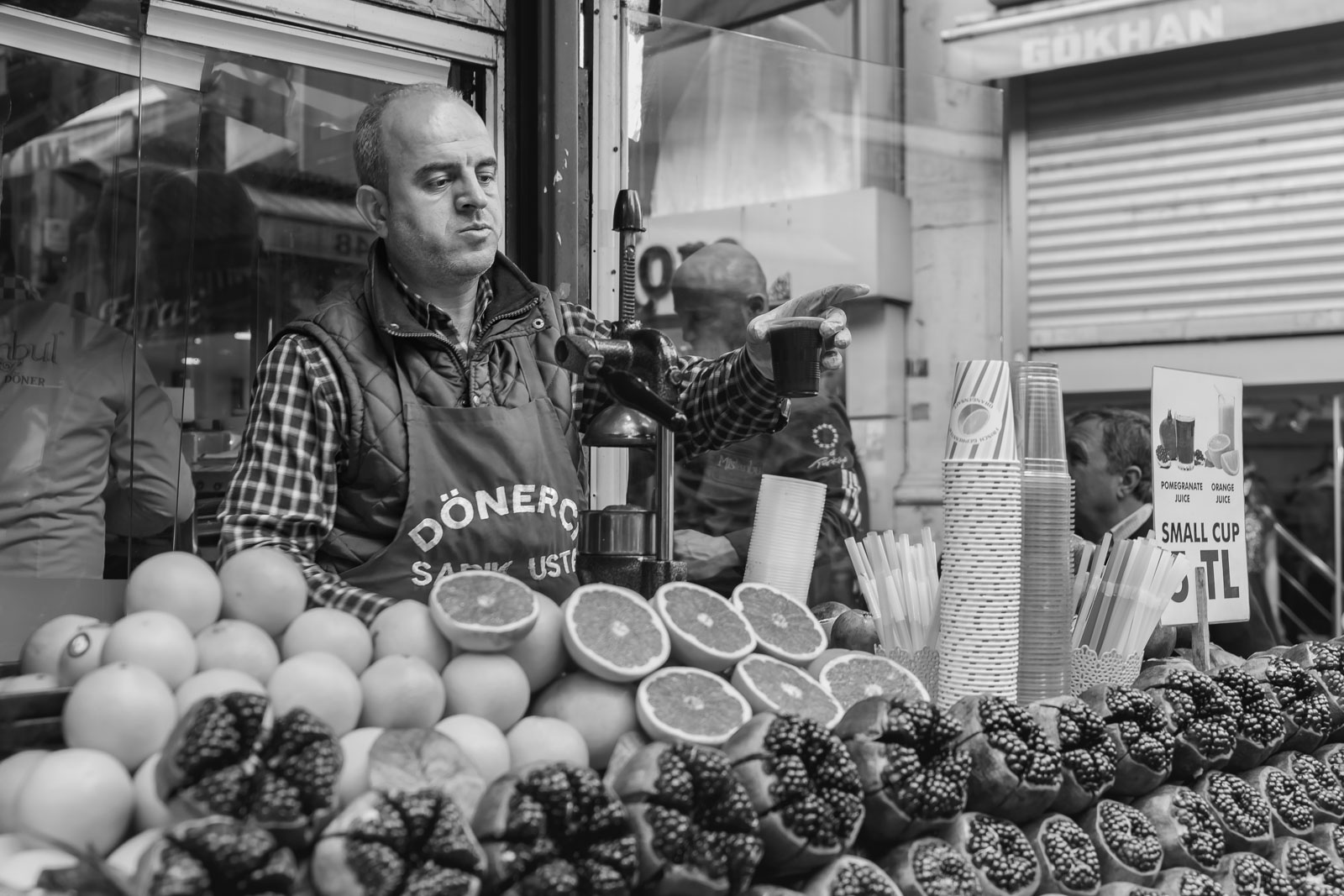 Pomegranates and Spices - Juice vendor in Istanbul
